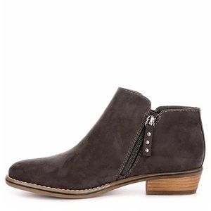 WOMEN’S LOW-RISE BOOTIE